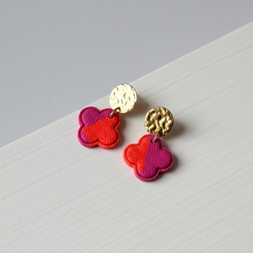 Amalfi – Handgefertigte vierblättrige Kleeblatt-Ohrringe in Orange und Fuchsia