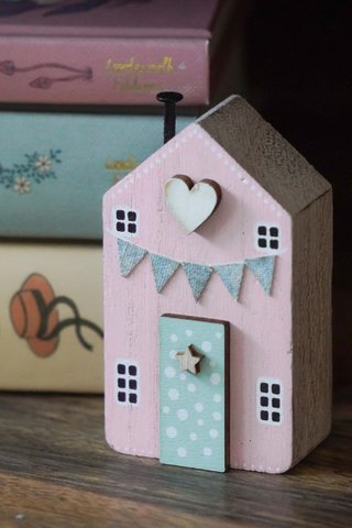 Holzhaus Polka Dot Pink 4,5x8 cm Isabelle Rose