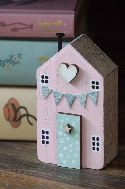 Houten huis polka dot roze 4,5x8 cm isabelle rose