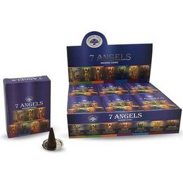 Coni di 7 angeli dell'albero verde