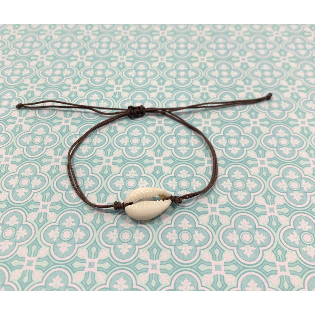 Cowry bracelet dark brown