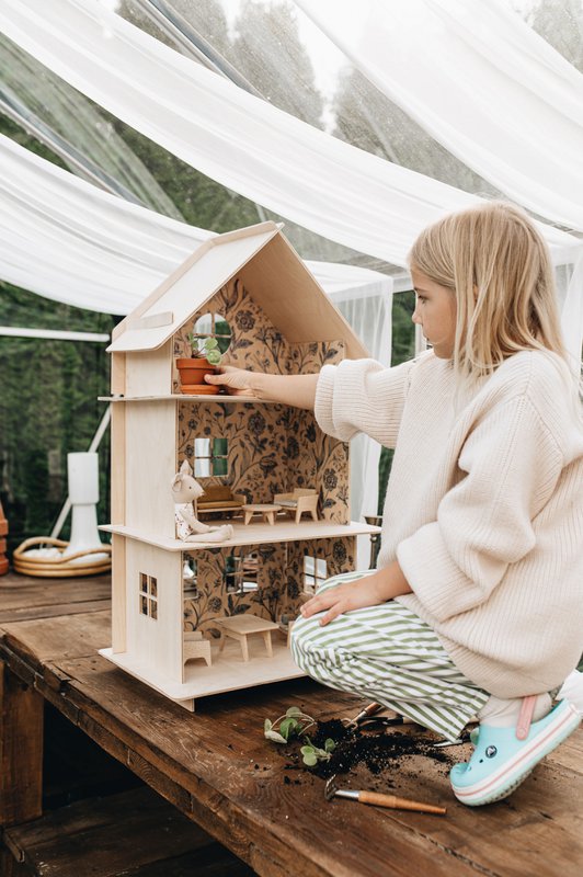 Dreistöckiges Puppenhaus aus Holz / Modernes Puppenhaus