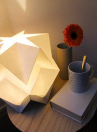 Tweekleurige origami papieren tafellamp - maat M