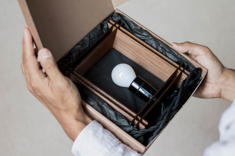 Hashtag LAMP No. 1 vierkante walnoot – Minimalistische dimbare tafellamp – Kerstcadeau