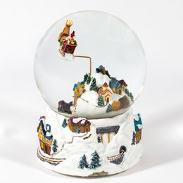 The Great Snow Globe "Juleaften, julemanden er næsten her!", Et lille damptog passerer gennem landsbyen og