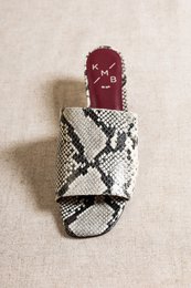 VIVIAN OFF WHITE – Mules aus Leder mit Schlangenprägung und diagonalem Kitten-Heel