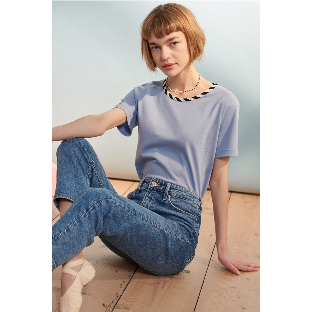 Balthasar t-shirt in lavendelblauw met gestreepte bies voor dames
