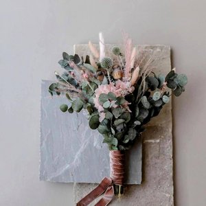 Natürliche Pracht: einzigartiger Brautstrauß aus Trockenblumen, Eukalyptus & Distel