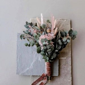 Natuurlijke pracht: uniek bruidsboeket van droogbloemen, eucalyptus & distel