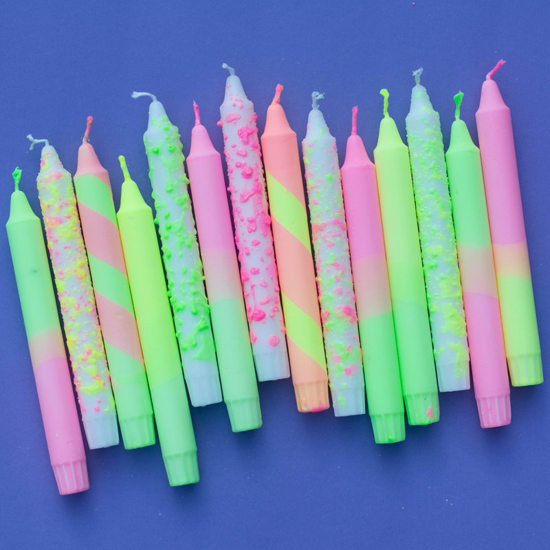 Candele coniche: i colori al neon si mescolano