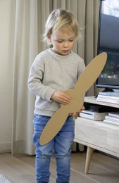 Stort legetøjsfly af pap