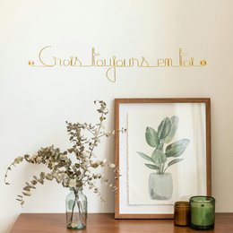 Einfache Botschaft aus goldenem Messingdraht „Glaube immer an dich selbst“ – zum Anstecken – Wandschmuck