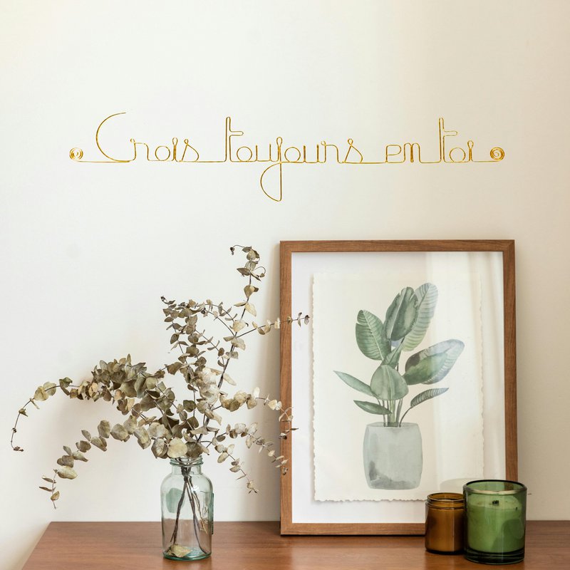 Einfache Botschaft aus goldenem Messingdraht „Glaube immer an dich selbst“ – zum Anstecken – Wandschmuck