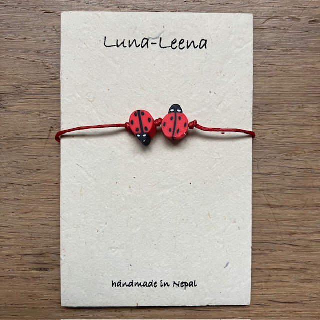 Bransoletka dziecięca Luna-Leena Biedronka czerwona - ręcznie robiona w Nepalu