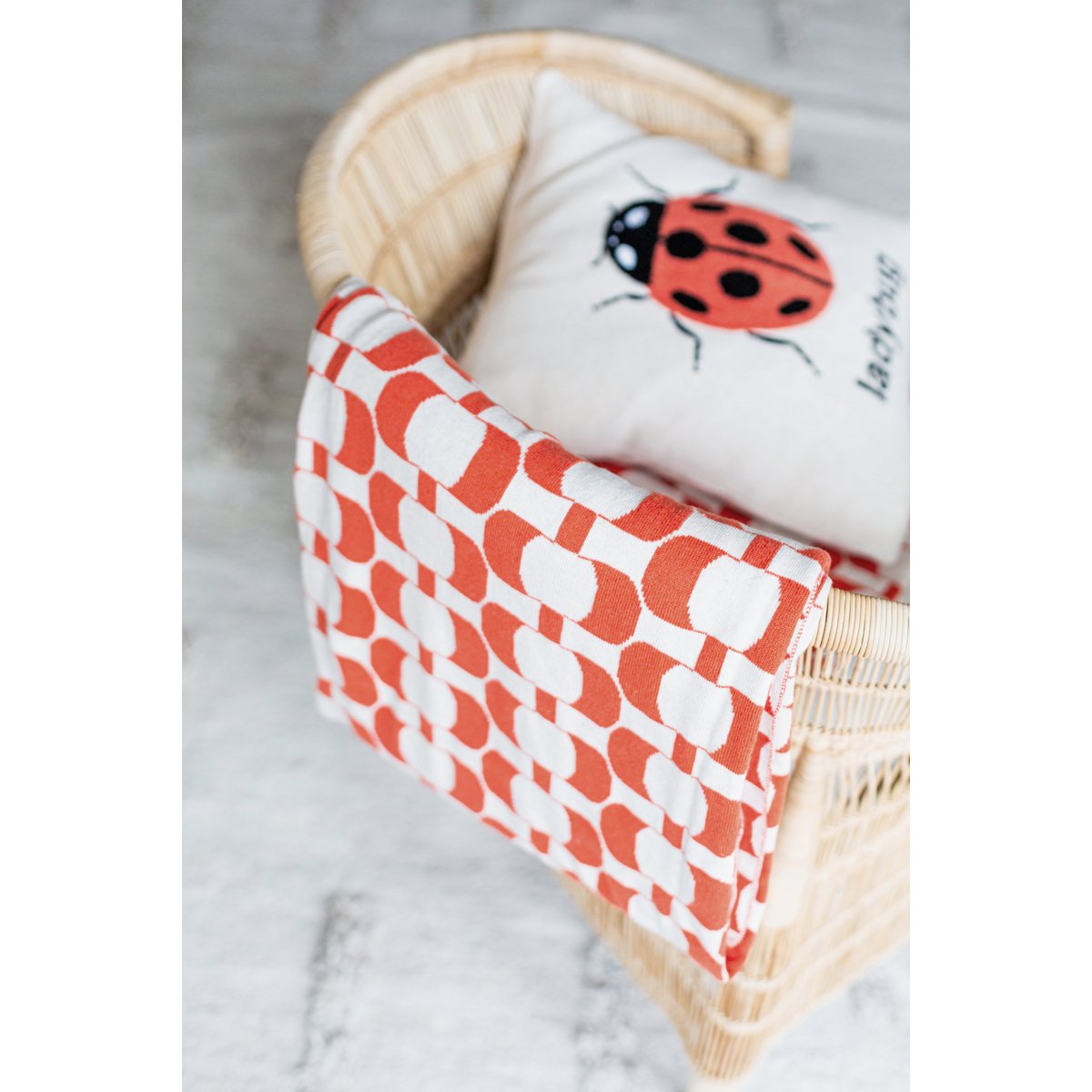 Cuscinetto cuscinetto rosso, morbido cotone a maglia con ricamo punchneedle