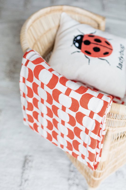 Marienkissen rote, weiche Baumwollstrick mit Punchneedle Stickerei