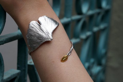 Op de natuur geïnspireerde zilveren manchetarmband, ginkgoblad met rozenaccent (verstelbaar)