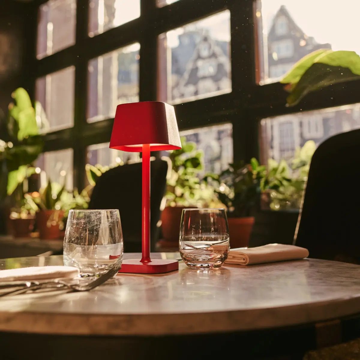 Lampe de table rechargeable rouge Ava Berry