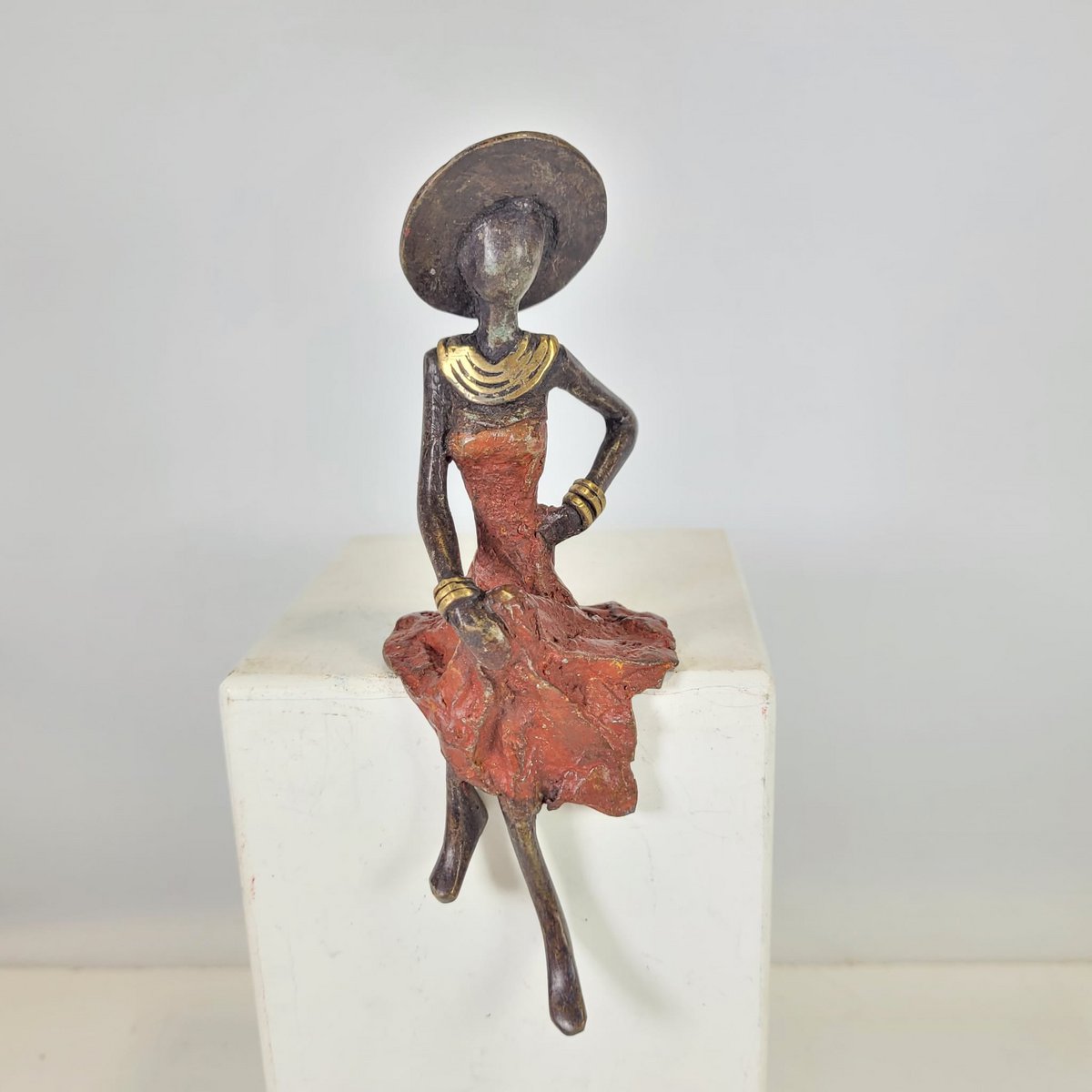 Bronze-Skulptur "Femme assise avec chapeau" by Soré | verschiedene Größen und Farben