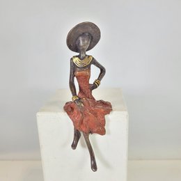 Bronze sculpture "Femme assise avec chapeau" by Soré | different sizes and colors
