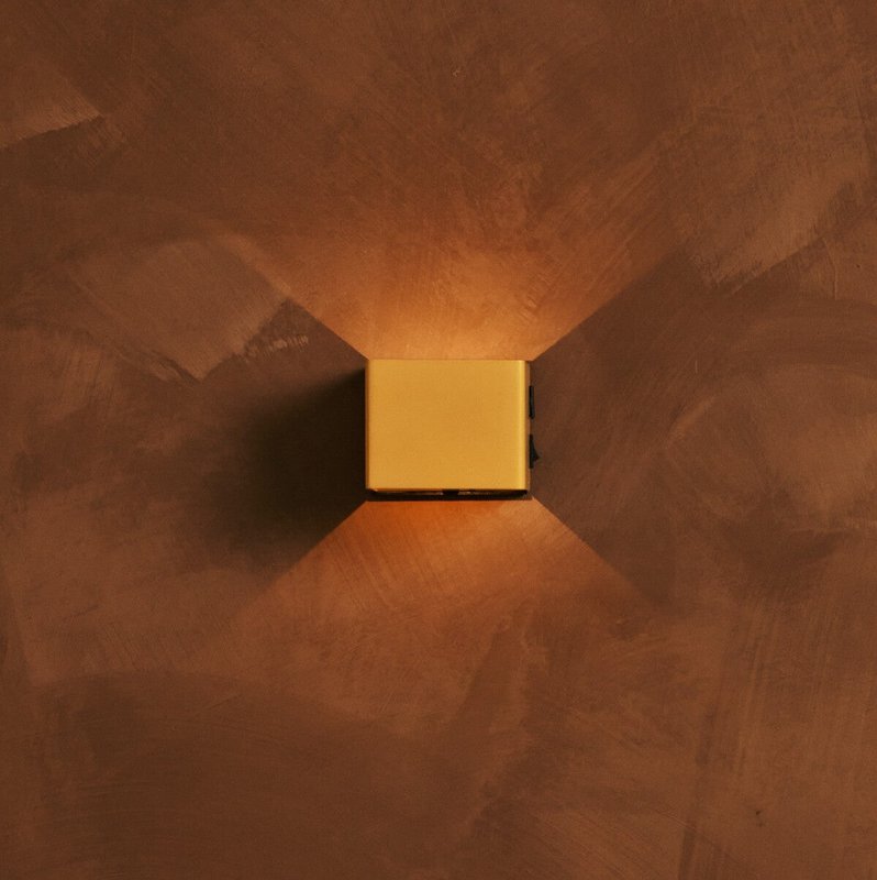 Ładowalna lampa ścienna Tess w kolorze ochry w kolorze żółtym