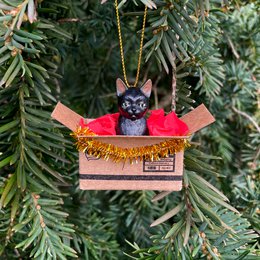 Ornement de Noël en forme de chat noir fait à la main dans une mini boîte