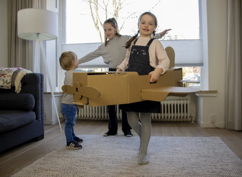 Großes Spielzeugflugzeug aus Pappe