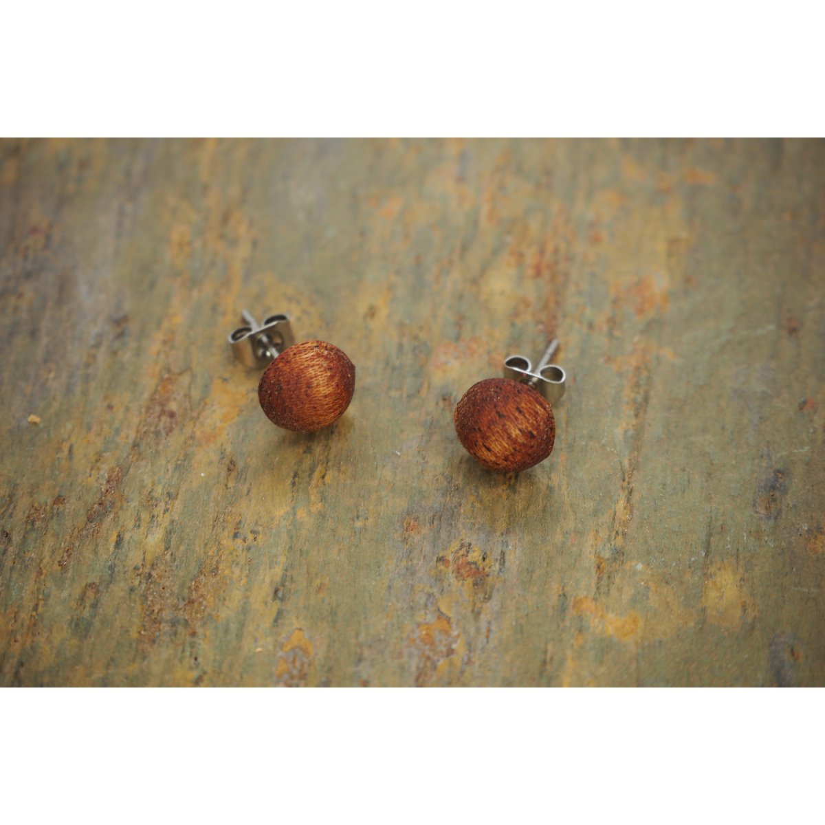 Petites boucles d'oreilles rondes avec fermoir 8 mm, bois d'acajou avec un beau grain, fabriquées à la main en bois véritable, acier inoxydable doux pour la peau, forme boule