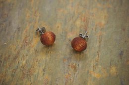 Petites boucles d'oreilles rondes avec fermoir 8 mm, bois d'acajou avec un beau grain, fabriquées à la main en bois véritable, acier inoxydable doux pour la peau, forme boule