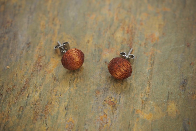 Petites boucles d'oreilles rondes avec fermoir 8 mm, bois d'acajou avec un beau grain, fabriquées à la main en bois véritable, acier inoxydable doux pour la peau, forme boule