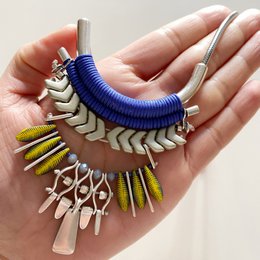 CAUCASIA collana di tendenza blu royal e gialla
