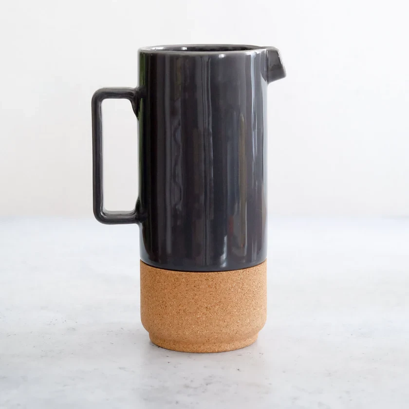 Alma Gemea donkergrijs Waterkan, keramiek met eco kurk