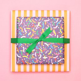 Lila Geschenkpapier Bunte Streusel - Kinder Geschenke verpacken mit Regenbogen Konfetti Papier für Geburtstagsparty und Einschulungs Geschenk, Geschenkpapier Streifen Pink Orange