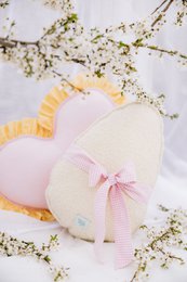 Flauschiges Bouclé-Ostereierkissen „Mint Bow“