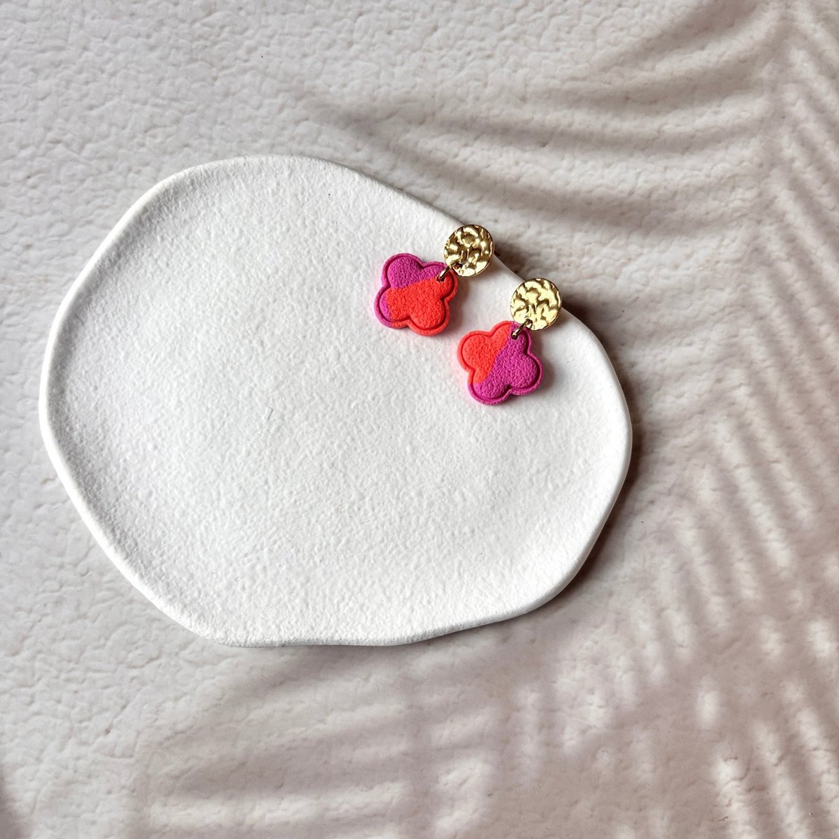Amalfi – Handgefertigte vierblättrige Kleeblatt-Ohrringe in Orange und Fuchsia