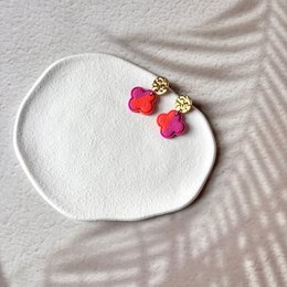 Amalfi – Handgefertigte vierblättrige Kleeblatt-Ohrringe in Orange und Fuchsia