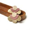 Grote bloemen oorknopjes - beige oudroze goud leer