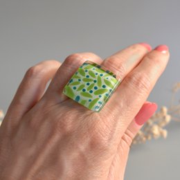 Übergroßer Ring mit lindgrünen Blättern und dunkelgrünen Beeren, verstellbare Größe