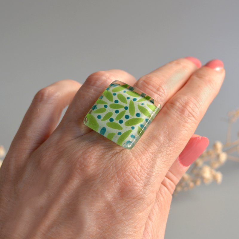 Übergroßer Ring mit lindgrünen Blättern und dunkelgrünen Beeren, verstellbare Größe