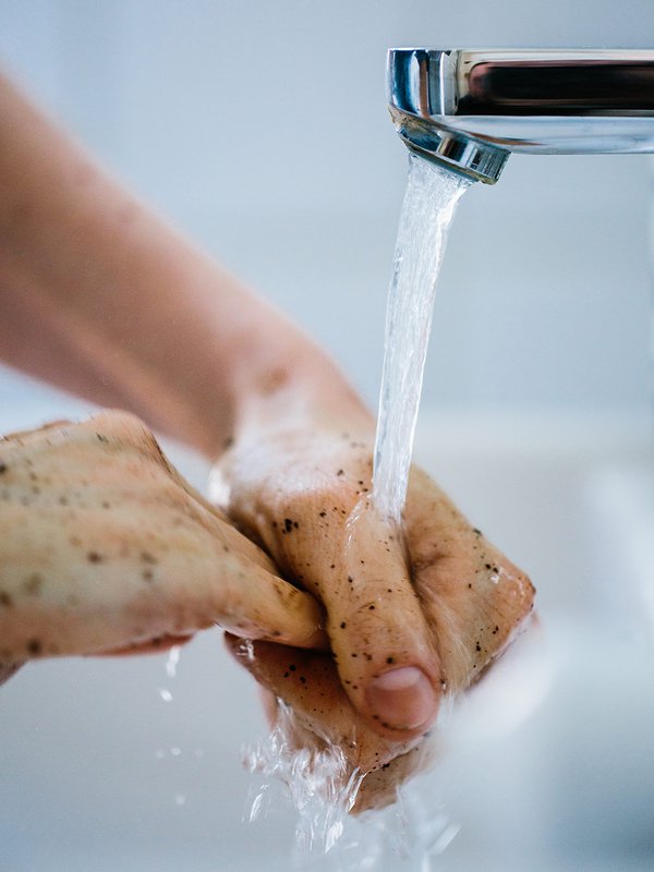 scrub mani al caffè crudo + lavaggio