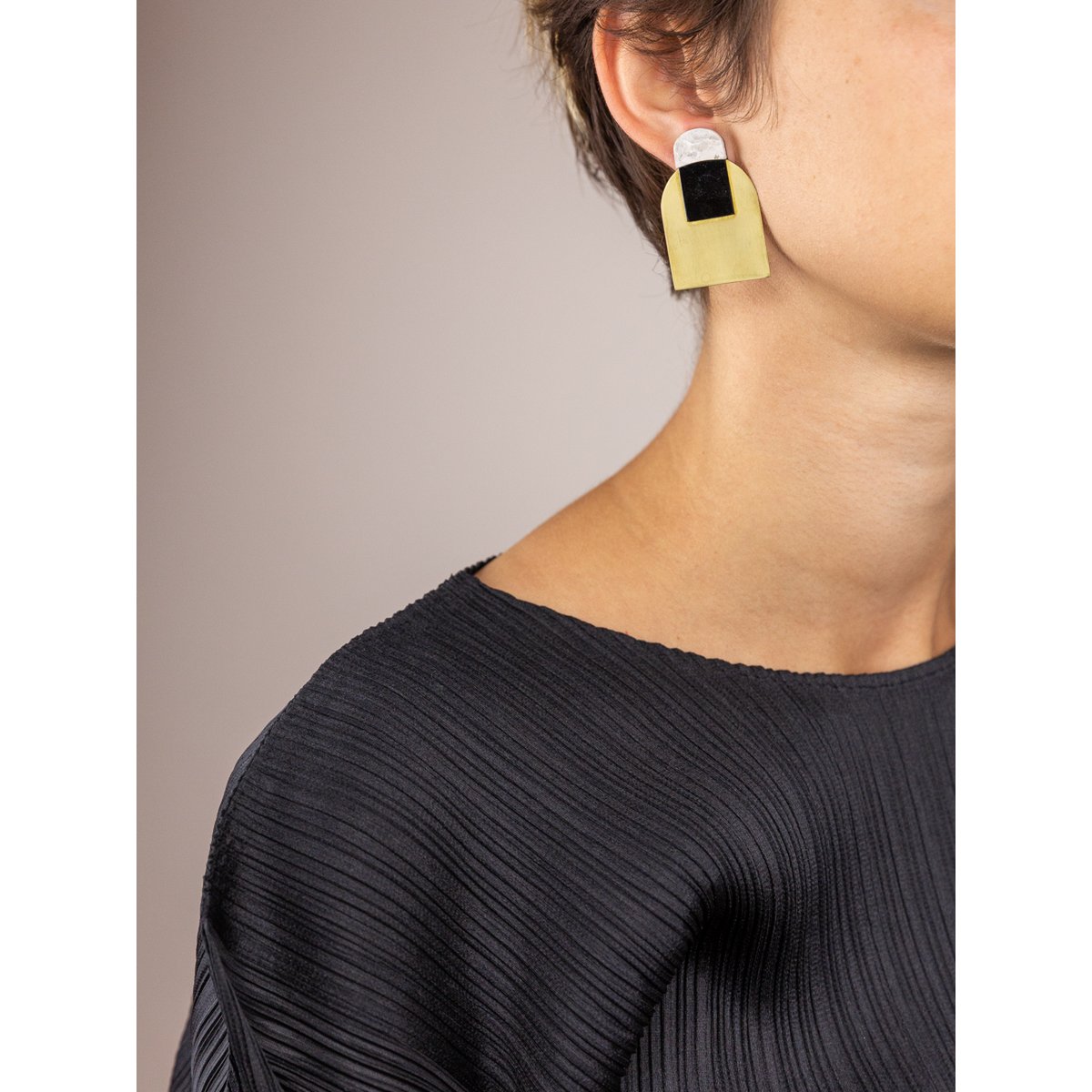 Pendientes Arche de piedra y latón
