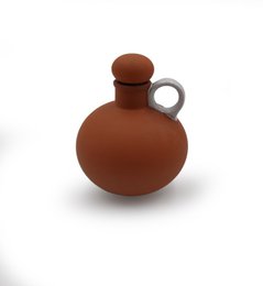 Jarrón de arcilla roja hecho a mano con mango esmaltado en blanco – 14 cm