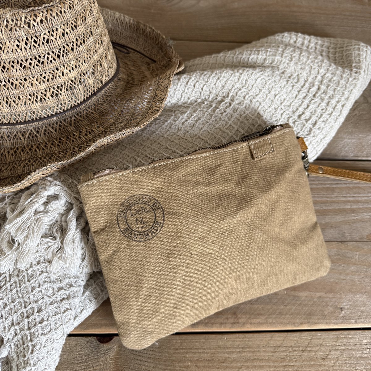 Clutch heart white (vintage brown canvas) NEW batch