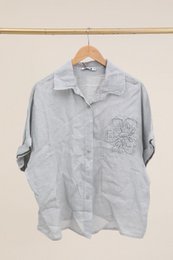 Camicia con un riferimento di fiori di lino. 20341