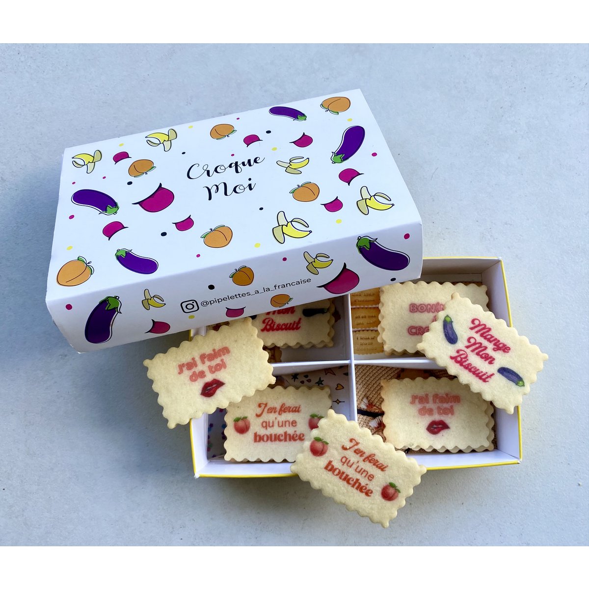 Box of personalized biscuits with the theme "Croque moi!"