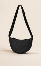 Bolso media luna con bandolera de nailon
