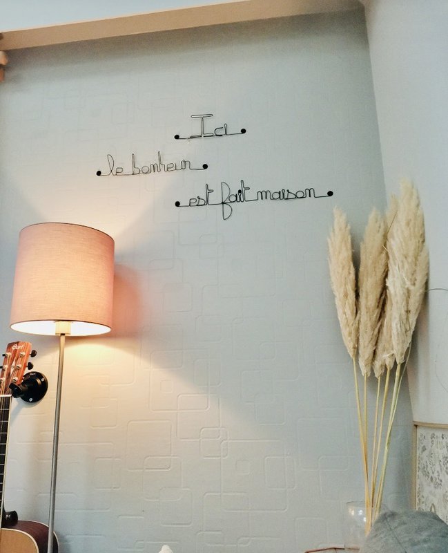 Wanddekoration aus Metall mit Zitat „Hier ist das Glück selbstgemacht“ – zum Anstecken – Wandschmuck