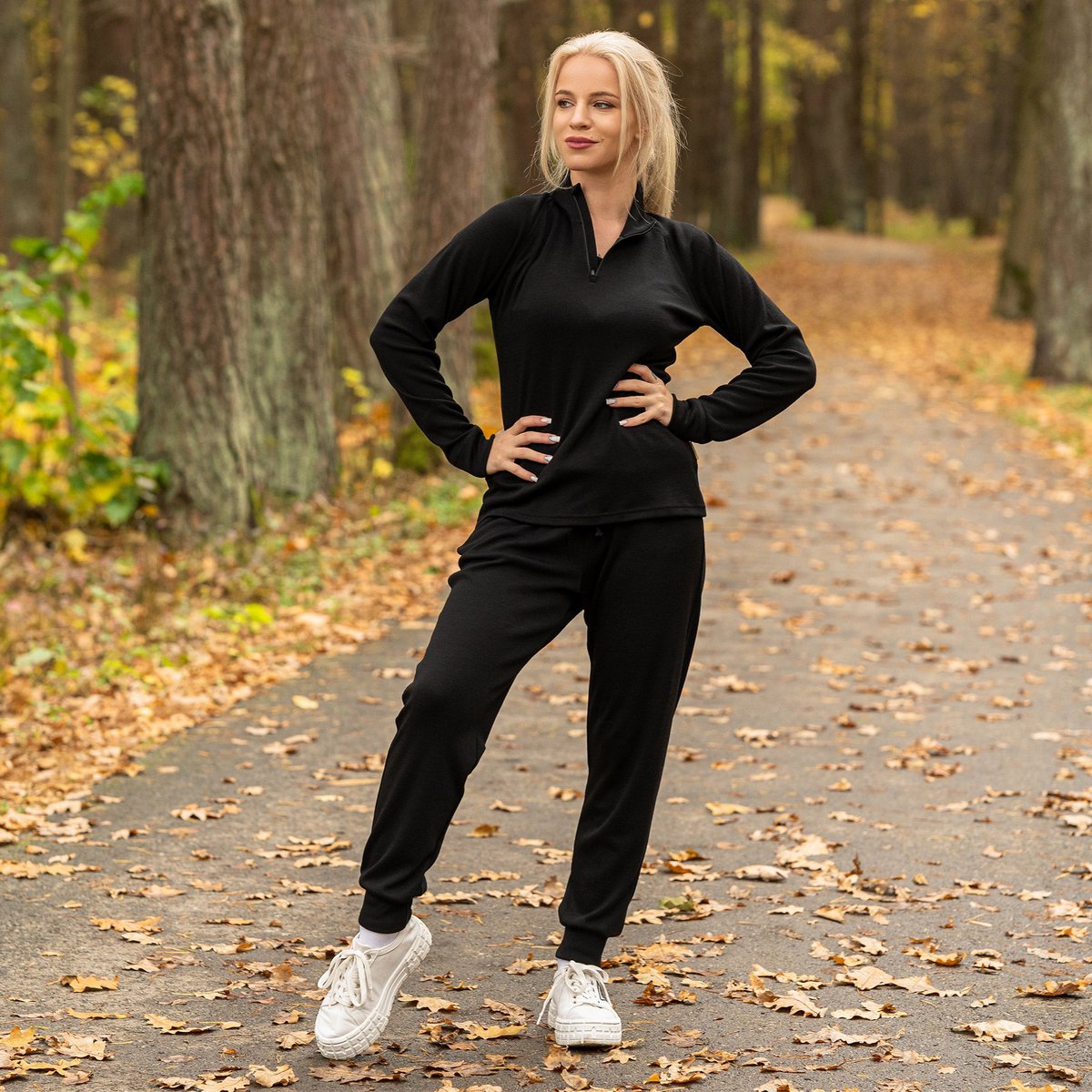 Conjunto Merino 250 de mujer con camiseta con cuello con cremallera y pantalones deportivos tipo jogger en negro