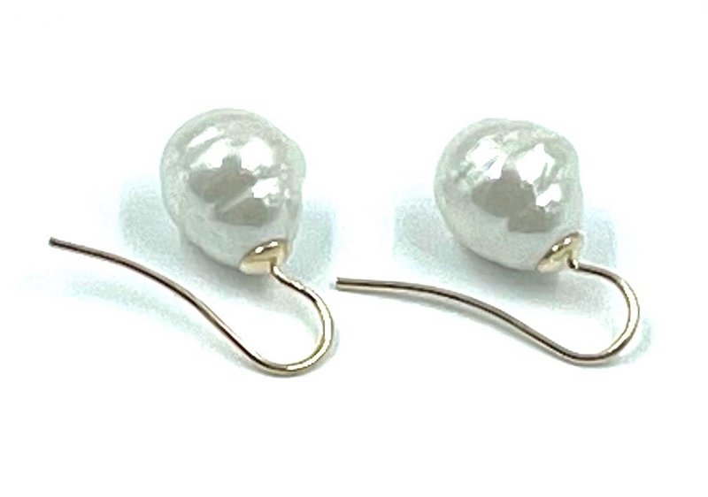 Small baroque pearl earrings, champagne color