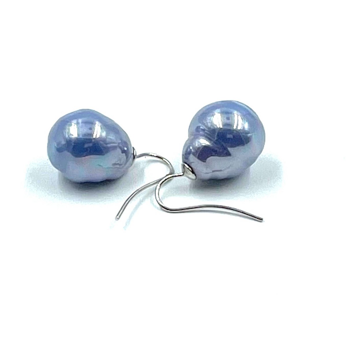 Baroque pearl earrings in the color jeans blue